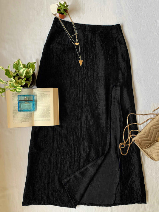 FRONT SLIT TEXTURED SKIRT - JET BLACK