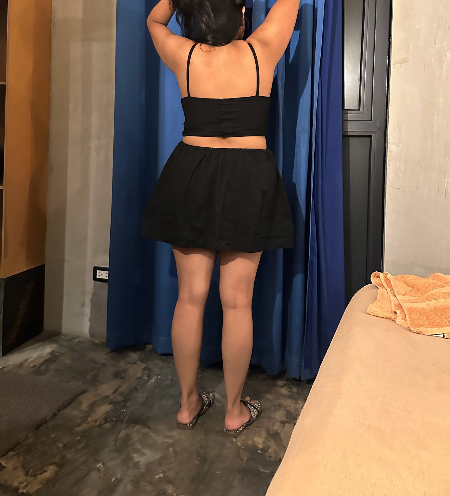 BLACK DRESS WITH CUT-OUT