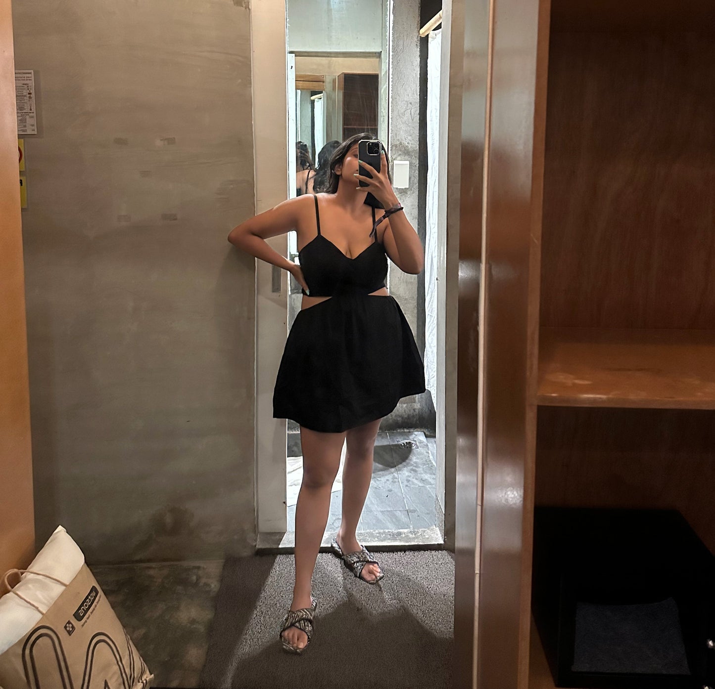 BLACK DRESS WITH CUT-OUT